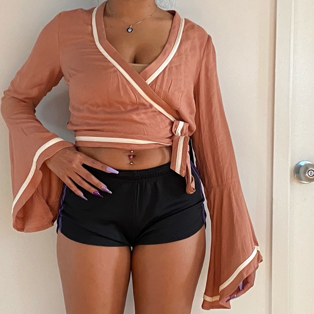 TAN WRAPAROUND WHITE DETAIL BELL SLEEVE NWT - Picture 8 of 8